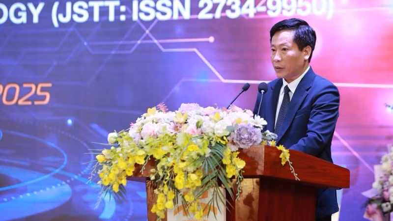 Hiệu trưởng Trường đại học Công nghệ giao thông vận tải, Phó Giáo sư, Tiến sĩ Nguyễn Hoàng Long phát biểu tại sự kiện. Hiệu trưởng Trường đại học Công nghệ giao thông vận tải, Phó Giáo sư, Tiến sĩ Nguyễn Hoàng Long phát biểu tại sự kiện.