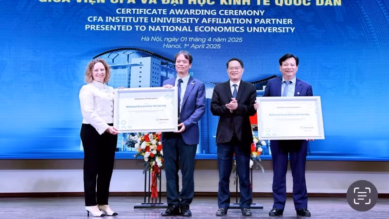 Đại diện Viện CFA trao chứng nhận University Affliation Program (UAP) cho Đại học Kinh tế Quốc dân. (Ảnh: TUẤN ANH)