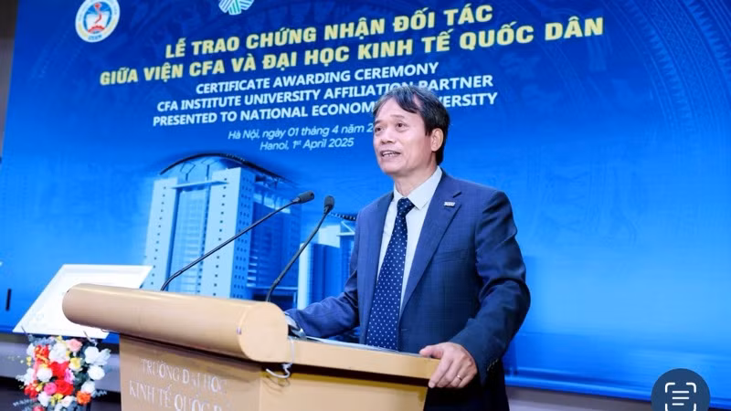 Giám đốc Đại học Kinh tế quốc dân, Giáo sư, Tiến sĩ Phạm Hồng Chương phát biểu tại buổi lễ.