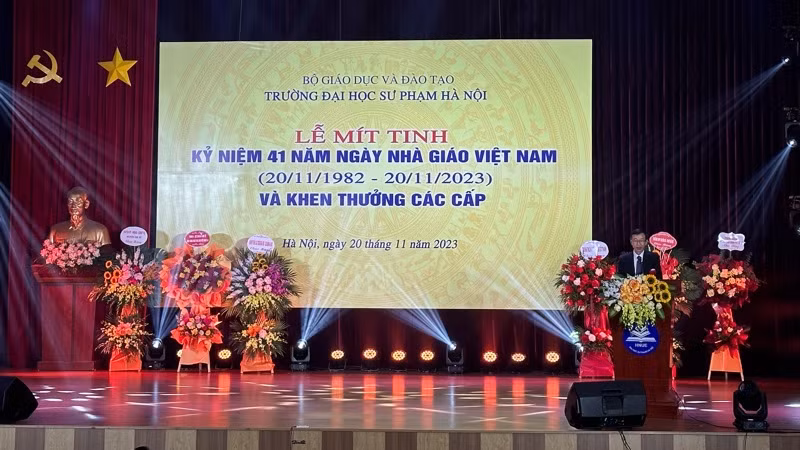 Hiệu trưởng Trường đại học Sư phạm Hà Nội Giáo sư, Tiến sĩ Nguyễn Văn Minh phát biểu tại buổi lễ. Hiệu trưởng Trường đại học Sư phạm Hà Nội Giáo sư, Tiến sĩ Nguyễn Văn Minh phát biểu tại buổi lễ.