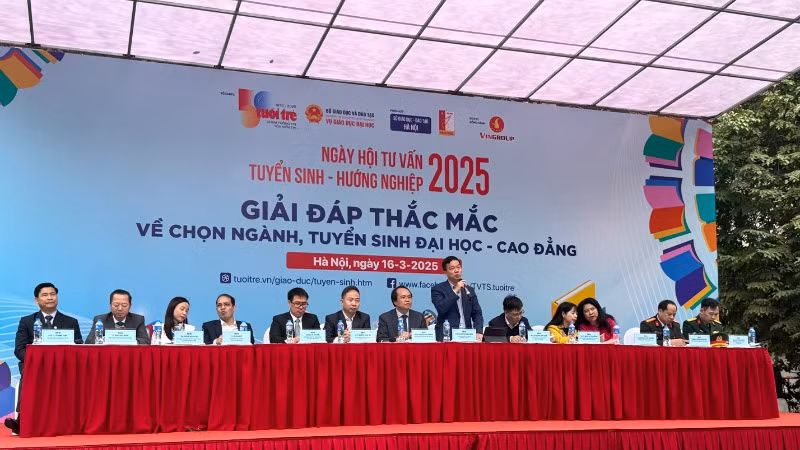 Ban tư vấn giải đáp mọi thắc mắc của học sinh và phụ huynh. (Ảnh: Thuý Quỳnh) 