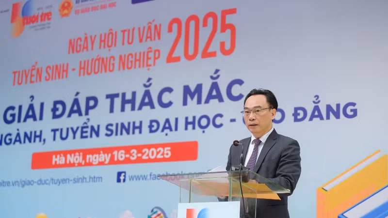 Thứ trưởng Giáo dục và Đào tạo Hoàng Minh Sơn phát biểu tại ngày hội.
