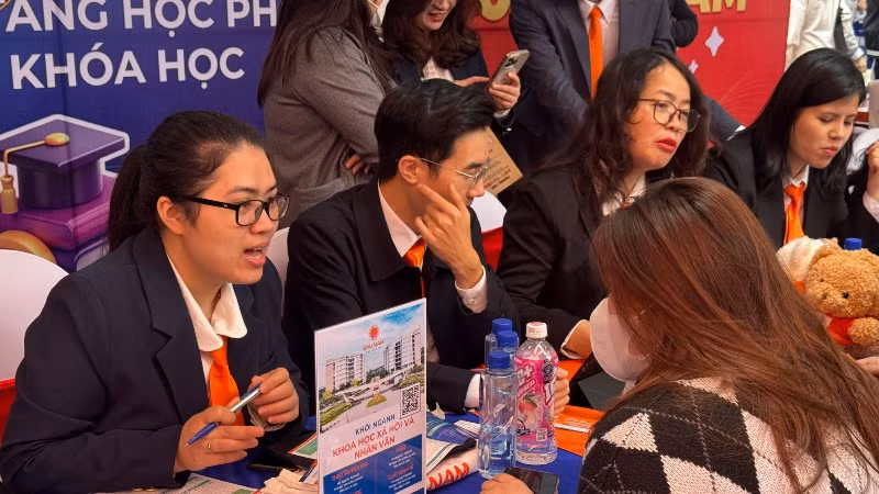 Học sinh tìm hiểu thông tin tại gian tư vấn của Trường đại học Đại Nam.