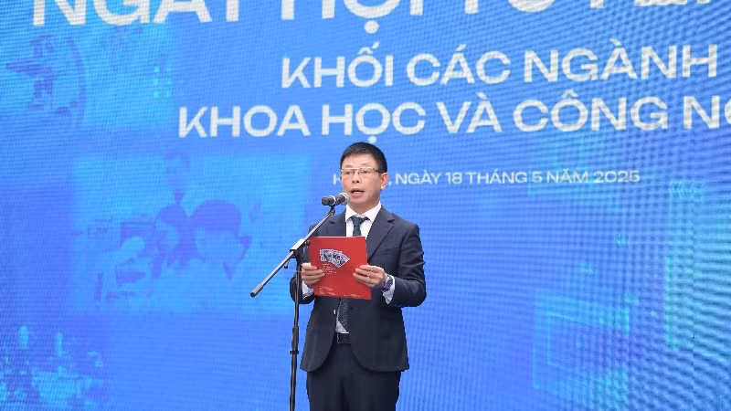 Tổng Biên tập Báo Tiền Phong, nhà báo Phùng Công Sưởng phát biểu khai mạc.