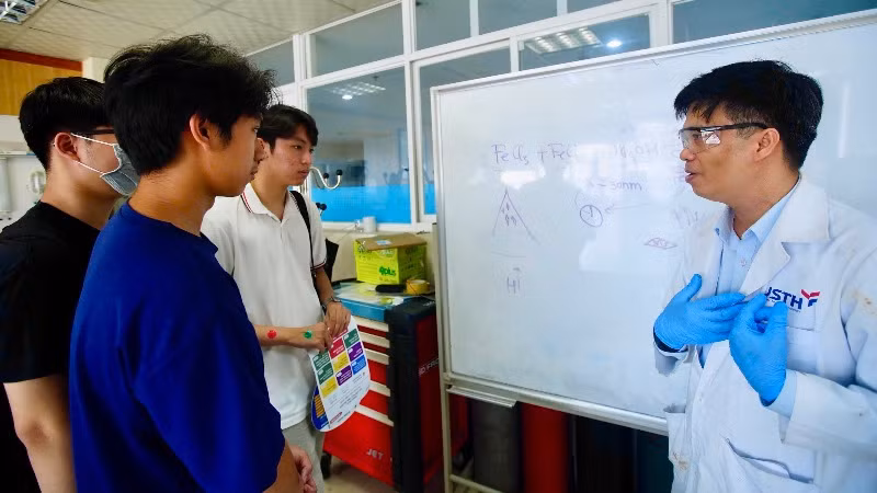Học sinh được trải nghiệm tại phòng thí nghiệm hiện đại và phòng học thông minh.