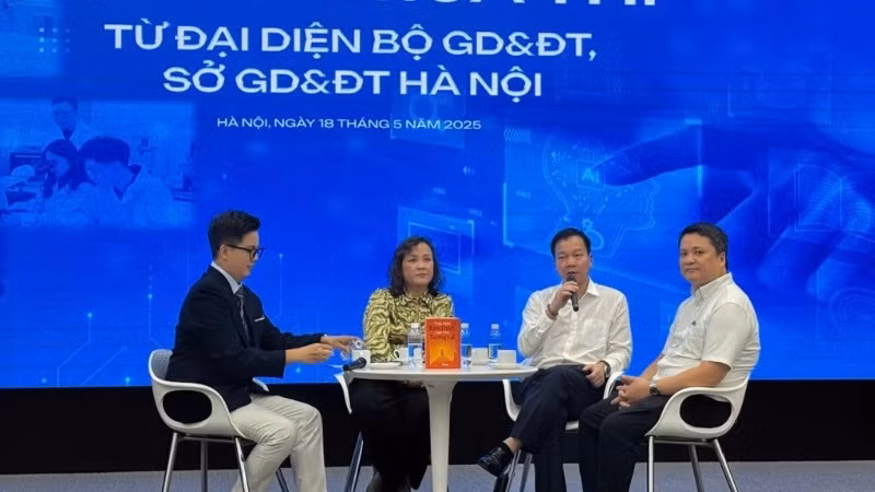 Các chuyên gia tư vấn tuyển sinh.