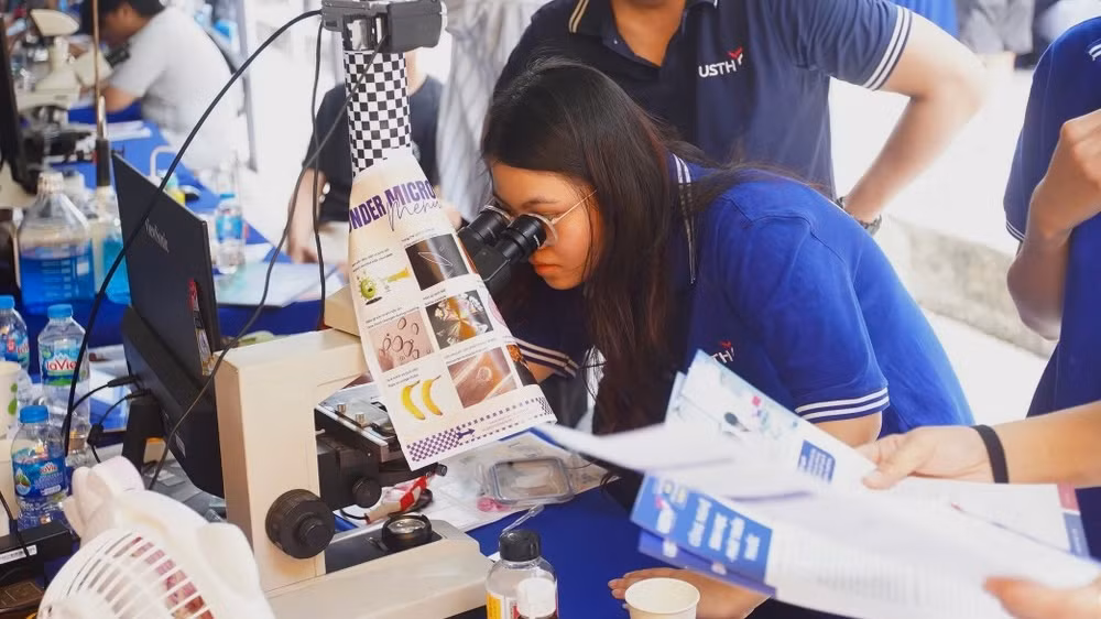 Học sinh trải nghiệm công nghệ ở ngày hội.