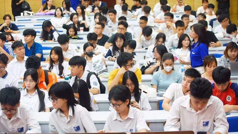 Hàng nghìn học sinh, phụ huynh tham gia chương trình tư vấn tuyển sinh, giải đáp thắc mắc mùa thi. 