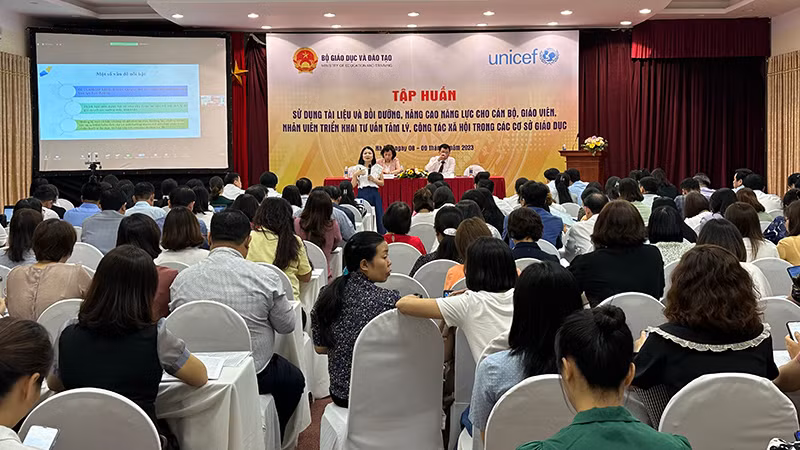 Buổi tập huấn được tổ chức theo hình thức trực tiếp kết hợp trực tuyến với sự tham gia của 21 nghìn cán bộ, giáo viên ở 63 tỉnh, thành phố.