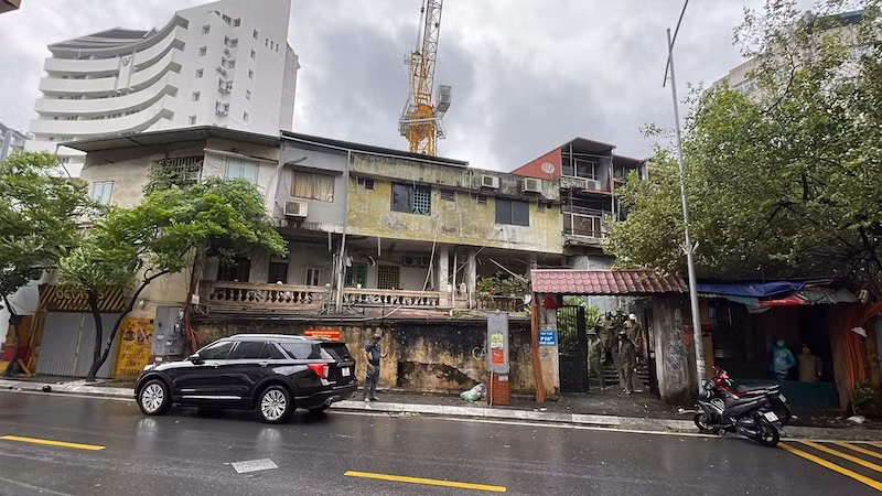 Nhà tập thể P16A phố Thụy Khuê, công trình nguy hiểm cấp D. Nhà tập thể P16A phố Thụy Khuê, công trình nguy hiểm cấp D.