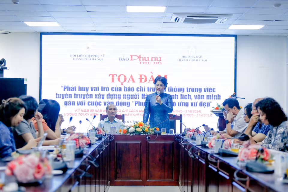 Tổng Biên tập Báo Phụ nữ Thủ đô Lê Quỳnh Trang phát biểu khai mạc Tọa đàm.