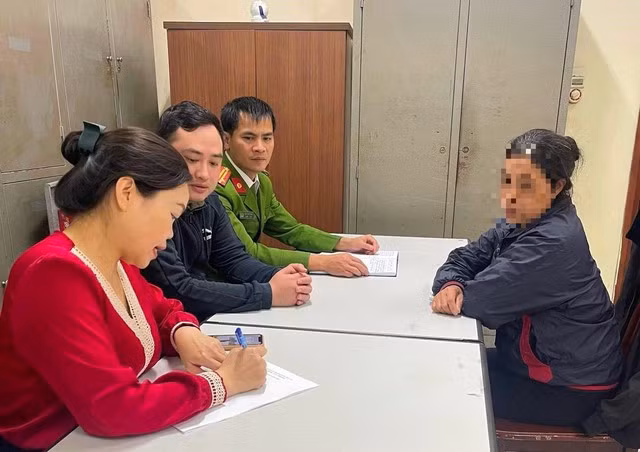 Cán bộ Ủy ban nhân dân phường Bưởi làm việc với người bán hàng rong để làm rõ hành vi bán hàng không đúng quy định. (Ảnh: HNMO)