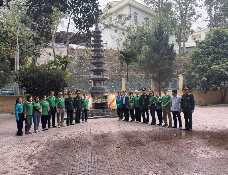 Ban liên lạc Truyền thống Tây Tiến dâng hương tưởng niệm các anh hùng liệt sĩ Tây Tiến đã chiến đấu, hy sinh trong cuộc kháng chiến chống thực dân Pháp.