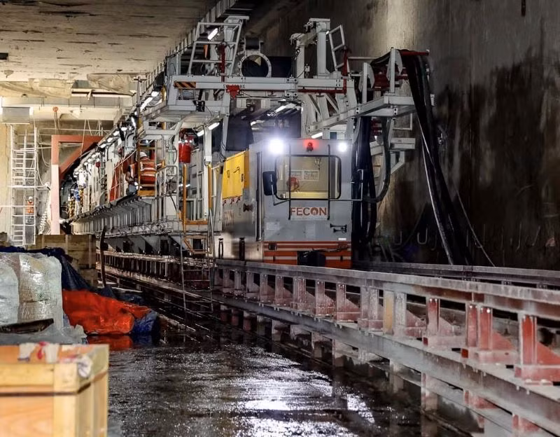 Máy đào hầm TBM của dự án đường sắt đô thị Nhổn-Ga Hà Nội đang tiến hành đào hầm theo hướng từ ga S9 (Kim Mã) đến ga S10 (Cát LInh). Máy đào hầm TBM của dự án đường sắt đô thị Nhổn-Ga Hà Nội đang tiến hành đào hầm theo hướng từ ga S9 (Kim Mã) đến ga S10 (Cát LInh).
