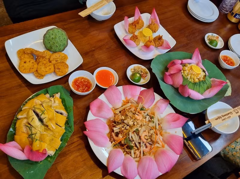 Cỗ sen ở Làng cổ Đường Lâm. Cỗ sen ở Làng cổ Đường Lâm.