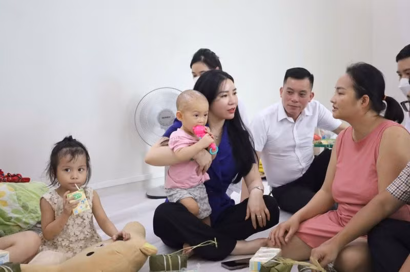 Lãnh đạo quận Tây Hồ thăm hỏi người dân tại các điểm tạm cư. Lãnh đạo quận Tây Hồ thăm hỏi người dân tại các điểm tạm cư.