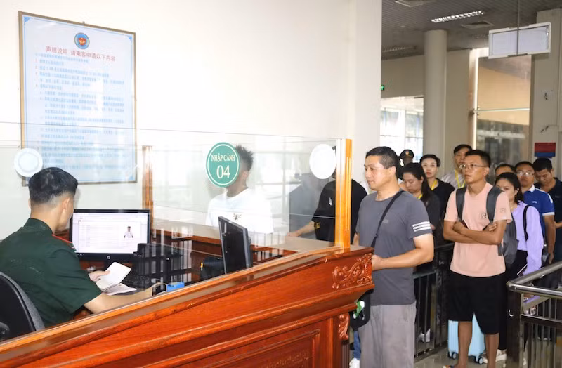 Hoạt động xuất nhập cảnh tại Móng Cái trở lại bình thường trong sáng 8/9.