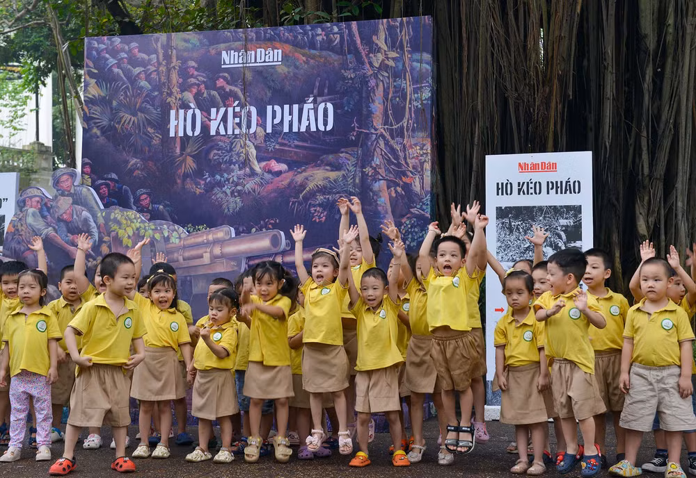 [Ảnh] Nhiều đoàn khách thích thú khám phá tranh panorama về "Chiến dịch Điện Biên Phủ" tại trụ sở Báo Nhân Dân ảnh 4