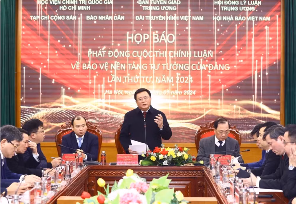 Ông Nguyễn Xuân Thắng, Ủy viên Bộ Chính trị, Giám đốc Học viện Chính trị Quốc gia Hồ Chí Minh, Trưởng ban chỉ đạo cuộc thi phát biểu. Ảnh: TTXVN