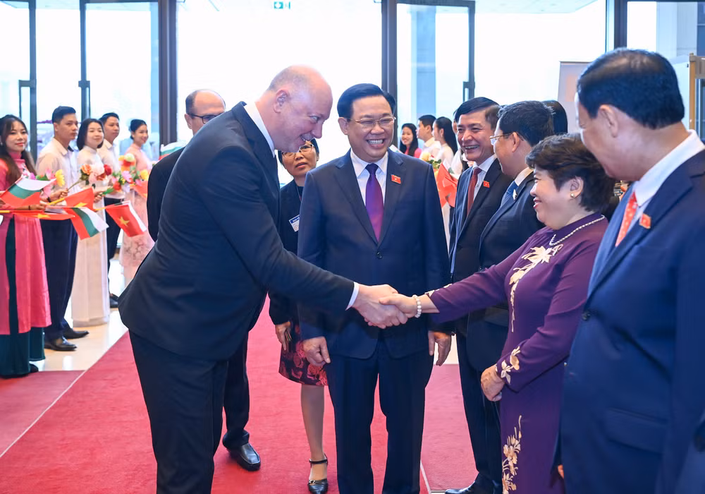 Chủ tịch Quốc hội Vương Đình Huệ giới thiệu với Chủ tịch Quốc hội nước Cộng hòa Bulgaria các thành viên Đoàn đại biểu cấp cao Quốc hội Việt Nam dự lễ đón.