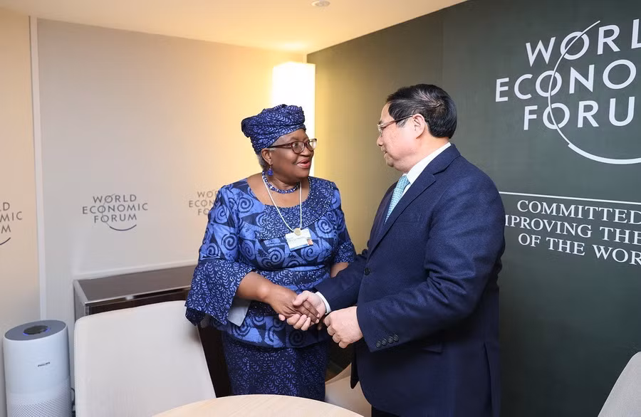 Thủ tướng Phạm Minh Chính gặp Tổng Giám đốc Tổ chức Thương mại Thế giới (WTO) Ngozi Okonjo-Iweala. (Ảnh: TTXVN)