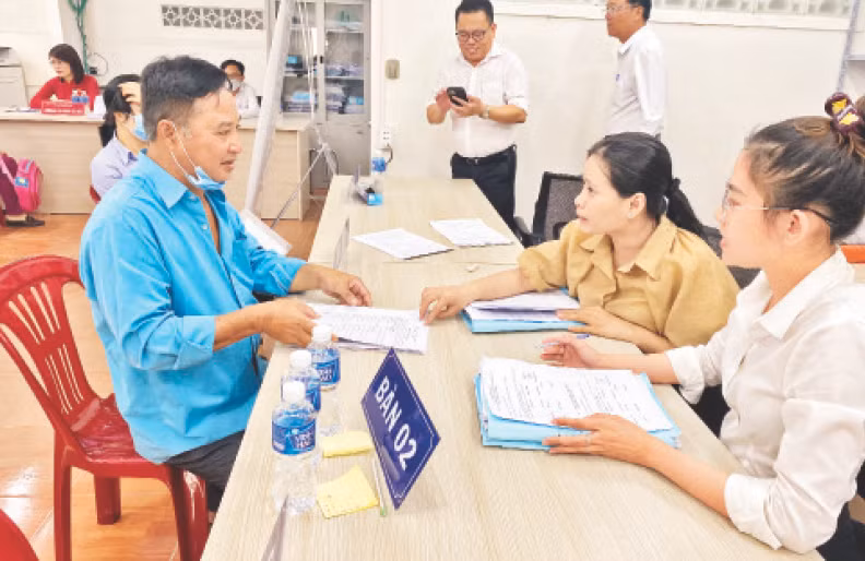 Ban Bồi thường giải phóng mặt bằng huyện Hóc Môn làm việc cả ngày thứ bảy, chủ nhật để sớm hoàn tất chi trả đền bù cho người dân thuộc Dự án Vành đai 3.