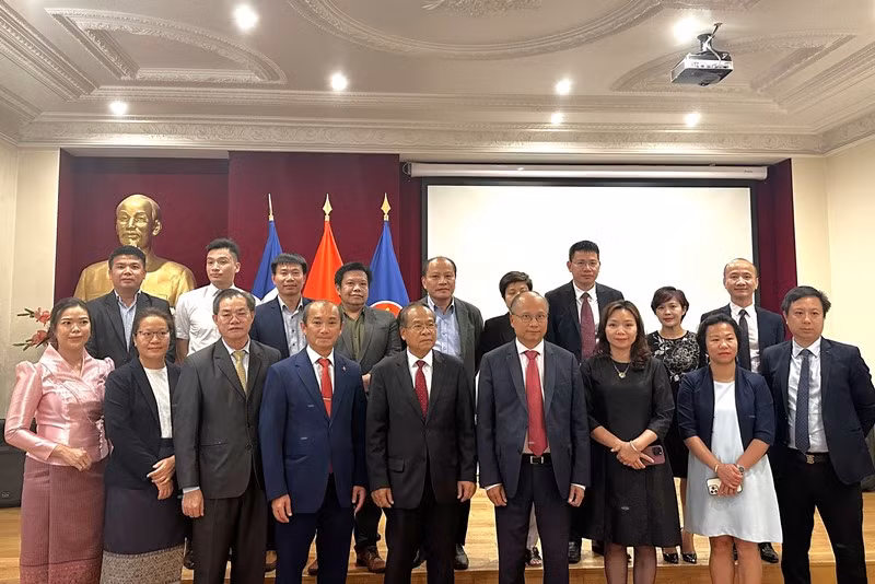 Đoàn Đại sứ quán Lào tại Pháp tới thăm và gửi lời chúc mừng Quốc khánh Việt Nam.