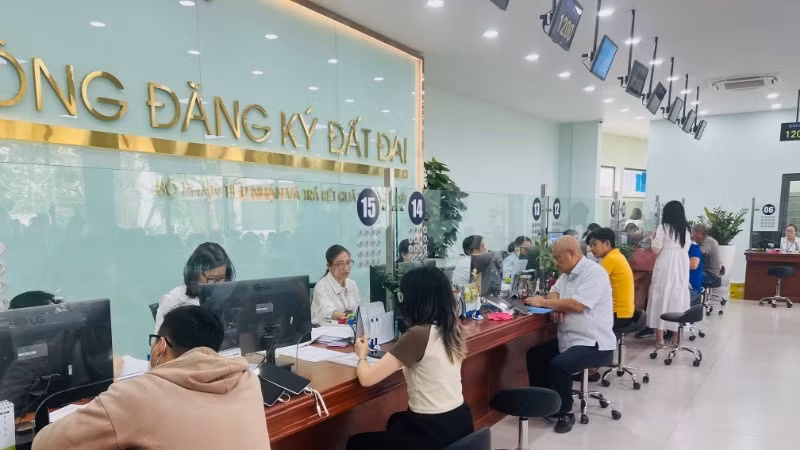 Thành phố Hồ Chí Minh tinh gọn bộ máy để phục vụ người dân tốt hơn. Ảnh chụp tại Văn phòng đăng ký đất đai thành phố Thủ Đức. (Ảnh: Tùng Quang)