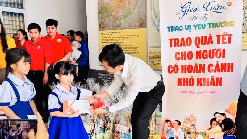 Ông Nguyễn Đức Liên, Chủ tịch danh dự Quỹ Khởi sự từ tâm trao quà cho các em học sinh có hoàn cảnh khó khăn.