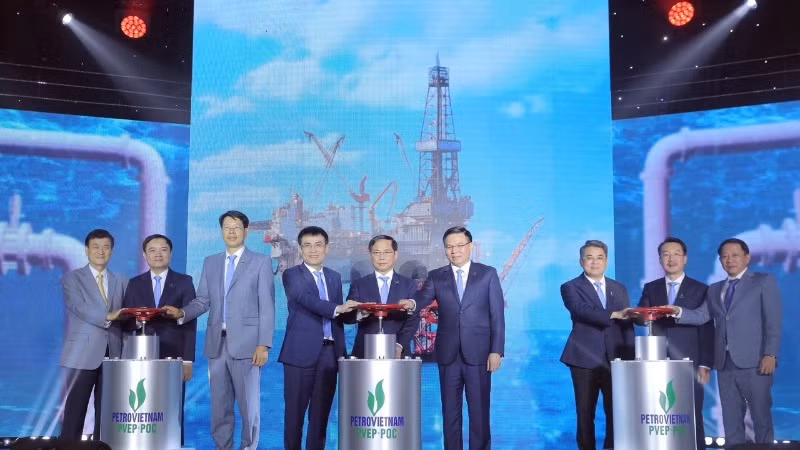 Các đại biểu thực hiện nghi thức đón dòng dầu đầu tiên của dự án Đại Hùng Pha 3.