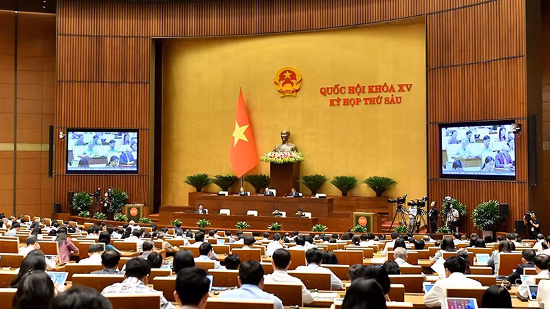Các đại biểu Quốc hội làm việc tại hội trường, chiều 24/10. (Ảnh: ĐĂNG KHOA)