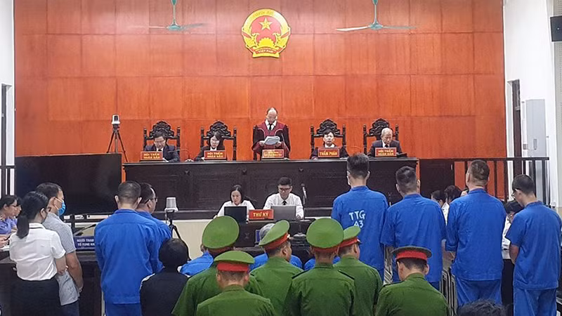 Quang cảnh phiên tòa xét xử vụ án "Vi phạm quy định về đấu thầu gây hậu quả nghiêm trọng" xảy ra tại Sở Y tế Quảng Ninh.