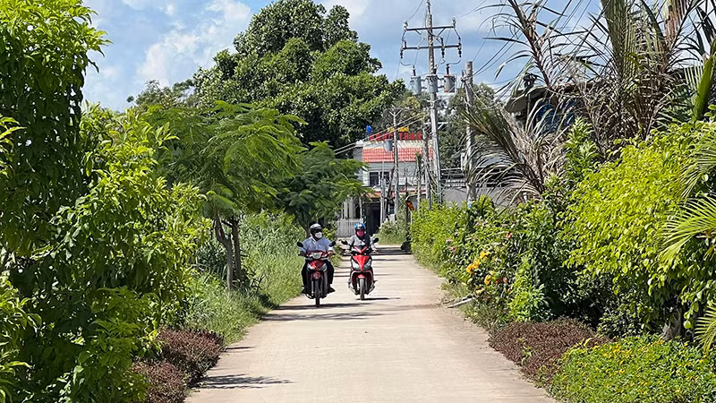 Đầu tư, xây dựng đường giao thông nông thôn tại xã Bình Thới. (Ảnh: Hoàng Trung) Đầu tư, xây dựng đường giao thông nông thôn tại xã Bình Thới. (Ảnh: Hoàng Trung)