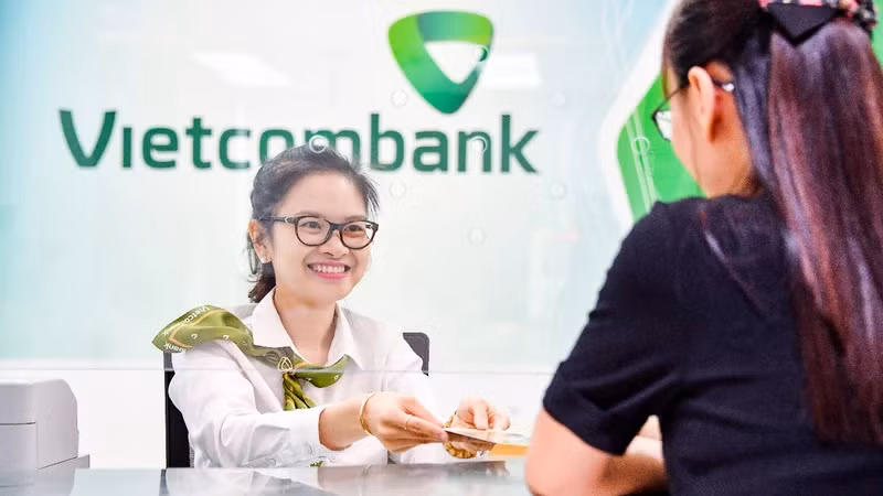 Giao dịch tại Ngân hàng TPCP Ngoại thương Việt Nam. Ảnh: VCB