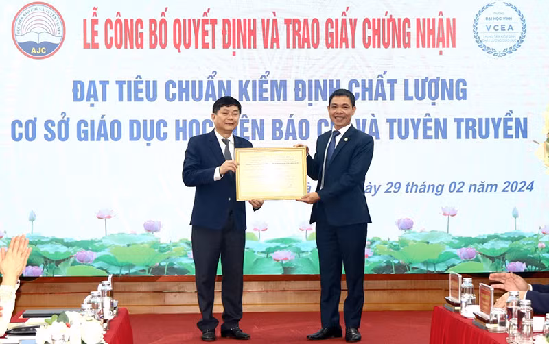 Trao Giấy chứng nhận đạt tiêu chuẩn chất lượng cơ sở giáo dục cho Học viện Báo chí và Tuyên truyền. Ảnh: AJC