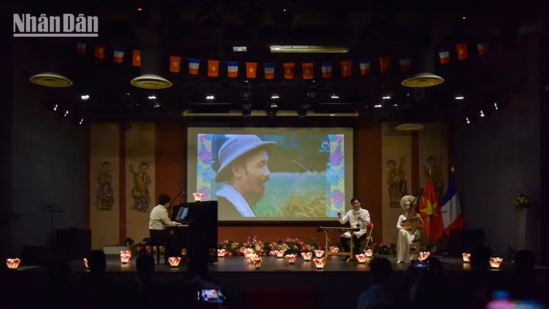 "Hồ Chí Minh đẹp nhất tên Người" do Nghệ sĩ ưu tú Hoài Phương, Nghệ sĩ Thanh Ngọc và Nghệ sĩ Thanh Nhật biểu diễn. "Hồ Chí Minh đẹp nhất tên Người" do Nghệ sĩ ưu tú Hoài Phương, Nghệ sĩ Thanh Ngọc và Nghệ sĩ Thanh Nhật biểu diễn.