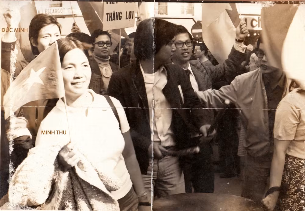 Ông Lưu Thanh Dũng (giữa) đánh nhịp trống để kiều bào và bạn bè Pháp cùng hô vang: "Việt...Nam..Thắng...Lợi ", “Hồ, Hồ, Hồ Chí Minh” trong cuộc diễu hành ngày 1/5/1975. Ông Lưu Thanh Dũng (giữa) đánh nhịp trống để kiều bào và bạn bè Pháp cùng hô vang: "Việt...Nam..Thắng...Lợi ", “Hồ, Hồ, Hồ Chí Minh” trong cuộc diễu hành ngày 1/5/1975.