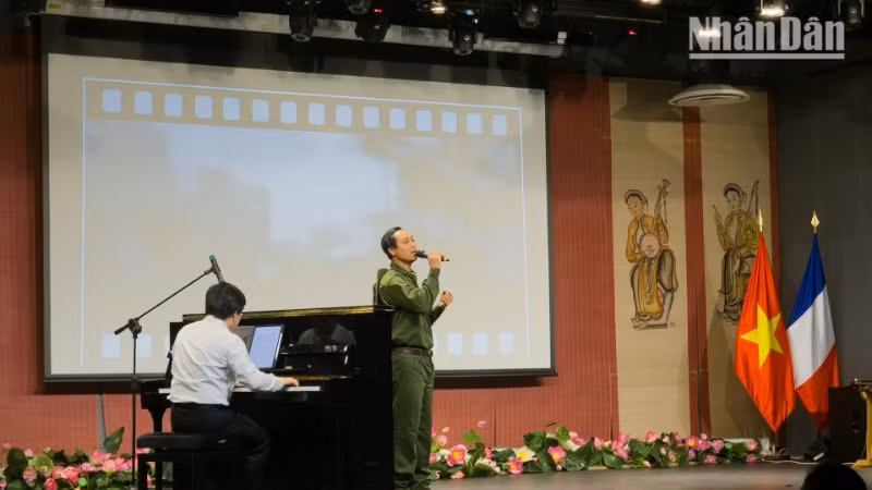Thái Hà (cán bộ Đại sứ quán) và Thanh Nhật (Piano) biểu diễn tiết mục "Người chiến sĩ ấy". Thái Hà (cán bộ Đại sứ quán) và Thanh Nhật (Piano) biểu diễn tiết mục "Người chiến sĩ ấy".