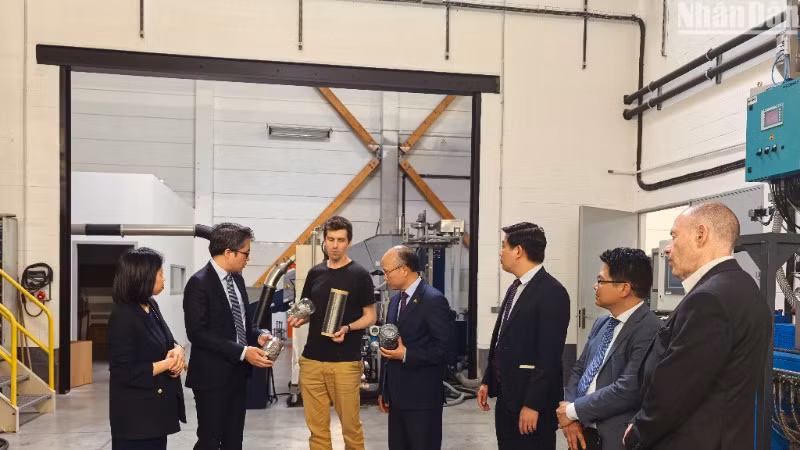 Đại diện doanh nghiệp Neo-Eco giới thiệu các giải pháp tái chế vật liệu, xử lý rác thải xây dựng và phát triển sản phẩm từ nguyên liệu tái chế. Đại diện doanh nghiệp Neo-Eco giới thiệu các giải pháp tái chế vật liệu, xử lý rác thải xây dựng và phát triển sản phẩm từ nguyên liệu tái chế.