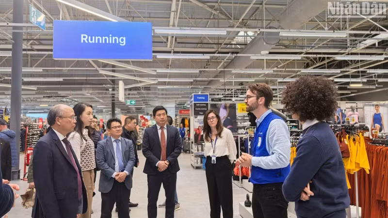 Lãnh đạo Tập đoàn Decathlon cho biết Hiệp định EVFTA tạo thuận lợi hơn cho hoạt động của doanh nghiệp sản xuất, đưa hàng sang châu Âu. Người tiêu dùng đánh giá cao chất lượng của các sản phẩm được sản xuất tại Việt Nam. Decathlon sẽ tiếp tục mở rộng hoạt động tại Việt Nam. Lãnh đạo Tập đoàn Decathlon cho biết Hiệp định EVFTA tạo thuận lợi hơn cho hoạt động của doanh nghiệp sản xuất, đưa hàng sang châu Âu. Người tiêu dùng đánh giá cao chất lượng của các sản phẩm được sản xuất tại Việt Nam. Decathlon sẽ tiếp tục mở rộng hoạt động tại Việt Nam.