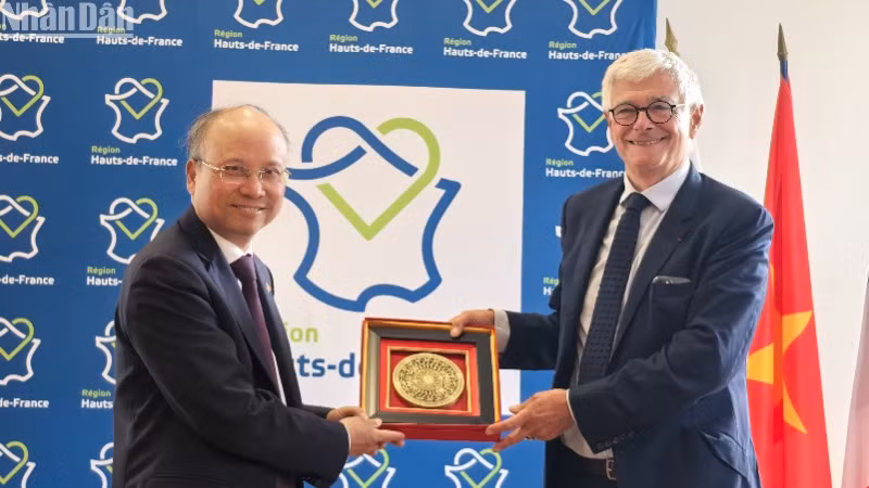 Ông Vincent Richez, Phó Giám đốc phụ trách chiến lược vùng Hauts-de-France, khẳng định mong muốn tăng cường hợp tác nhiều mặt với Việt Nam. Ông Vincent Richez, Phó Giám đốc phụ trách chiến lược vùng Hauts-de-France, khẳng định mong muốn tăng cường hợp tác nhiều mặt với Việt Nam.