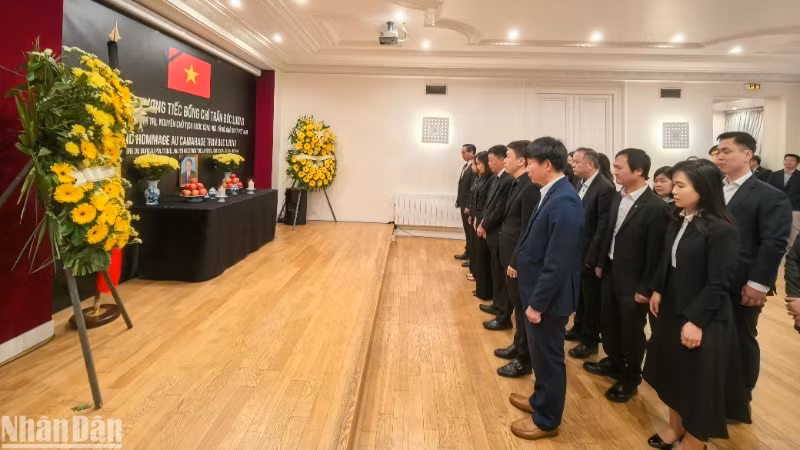 Cán bộ, nhân viên Đại sứ quán, các cơ quan đại diện Việt Nam tại Pháp và cộng đồng người Việt dành một phút mặc niệm nguyên Chủ tịch nước Trần Đức Lương.