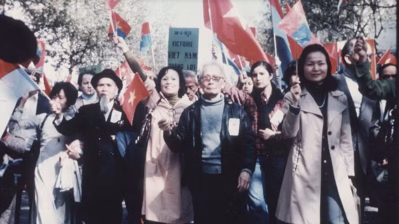 Ngày 30/4/1975, kiều bào diễu hành trên đường phố Paris, giương cao biểu ngữ ”Việt Nam thắng lợi". (Ảnh: Lê Tấn Xuân)