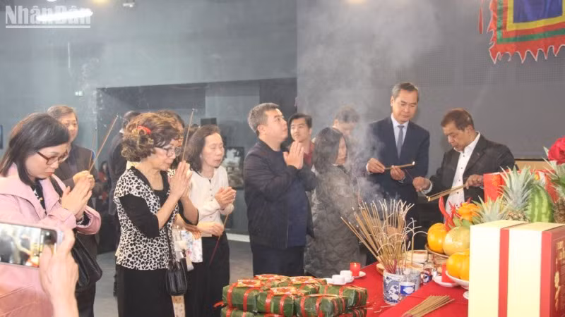 Các thế hệ người Việt tại Pháp bày tỏ lòng biết ơn sâu sắc các bậc tiền nhân đã có công dựng nước để con cháu nối tiếp truyền thống Lạc Hồng xây dựng đất nước Việt Nam giàu đẹp, văn minh như ngày nay. Các thế hệ người Việt tại Pháp bày tỏ lòng biết ơn sâu sắc các bậc tiền nhân đã có công dựng nước để con cháu nối tiếp truyền thống Lạc Hồng xây dựng đất nước Việt Nam giàu đẹp, văn minh như ngày nay.