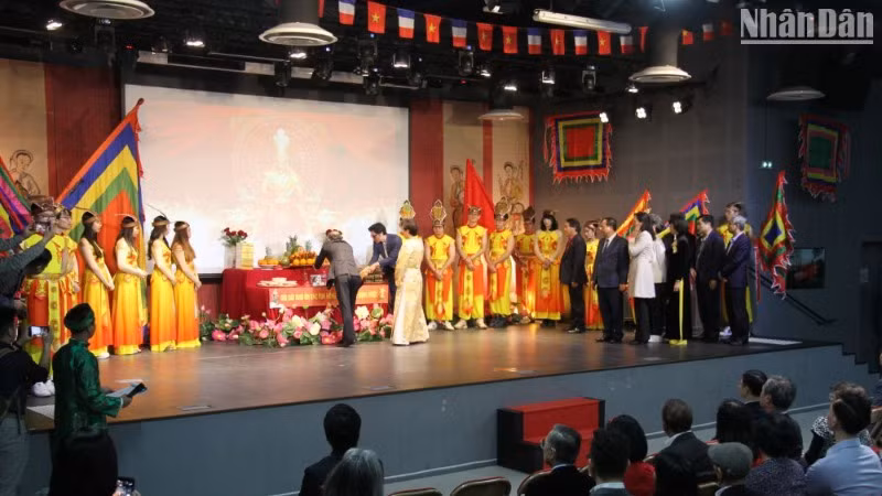 Trong giờ phút thiêng liêng của ngày giỗ Tổ, các thế hệ Việt tại Pháp cùng hướng về Đền Hùng với tấm lòng thành kính để tưởng nhớ, tri ân công đức các Vua Hùng, các bậc tiền nhân đã có công dựng nước và giữ nước. Trong giờ phút thiêng liêng của ngày giỗ Tổ, các thế hệ Việt tại Pháp cùng hướng về Đền Hùng với tấm lòng thành kính để tưởng nhớ, tri ân công đức các Vua Hùng, các bậc tiền nhân đã có công dựng nước và giữ nước.