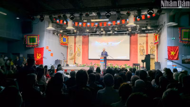 Buổi gặp mặt là dịp tri ân những kiều bào đã đóng góp hết lòng cho công cuộc thống nhất đất nước vào năm 1975.