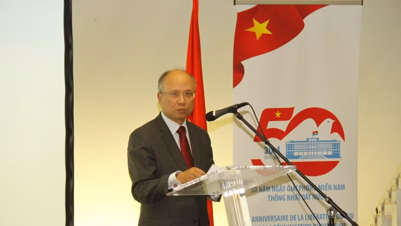 Đại sứ Đinh Toàn Thắng nhấn mạnh: Lễ kỷ niệm này là minh chứng sống động cho lòng biết ơn, tình đoàn kết và niềm tin về một tương lai tươi sáng cho quan hệ hữu nghị và hợp tác giữa Việt Nam và Pháp. Tôi tin rằng thế hệ trẻ Việt Nam và Pháp sẽ tiếp tục phấn đấu để gìn giữ và phát huy những di sản giữa tình hữu nghị và hợp tác giữa hai nước. Đại sứ Đinh Toàn Thắng nhấn mạnh: Lễ kỷ niệm này là minh chứng sống động cho lòng biết ơn, tình đoàn kết và niềm tin về một tương lai tươi sáng cho quan hệ hữu nghị và hợp tác giữa Việt Nam và Pháp. Tôi tin rằng thế hệ trẻ Việt Nam và Pháp sẽ tiếp tục phấn đấu để gìn giữ và phát huy những di sản giữa tình hữu nghị và hợp tác giữa hai nước.