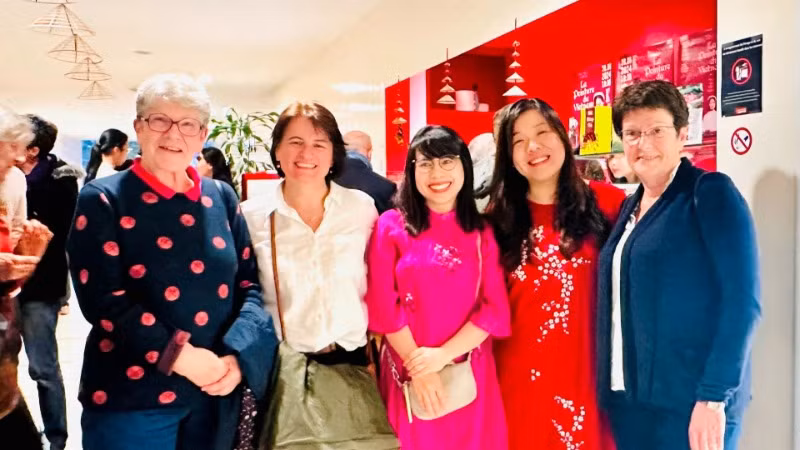 Hoàng Thu Trang, Chủ tịch Hiệp hội Không gian Nghệ thuật (giữa): Chúng tôi mong muốn truyền cảm hứng đến giới trẻ khắp nơi rằng dù chúng ta có đang sống ở bất cứ nơi nào trên thế giới, thì vẫn luôn tự hào mang trong tim màu cờ sắc áo Việt Nam.