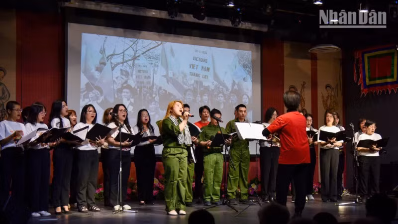 Hợp ca Quê Hương biểu diễn ca khúc "Tình ca đất nước", do ông Nguyễn Ngọc Hà - từng là Tổng thư ký UGVF - sáng tác, ngay sau ngày lịch sử 30/4/1975, để tưởng nhớ tới Bác Hồ kính yêu, tới tất cả những người con đất Việt đã hy sinh vì độc lập tự do và hòa bình của đất nước.