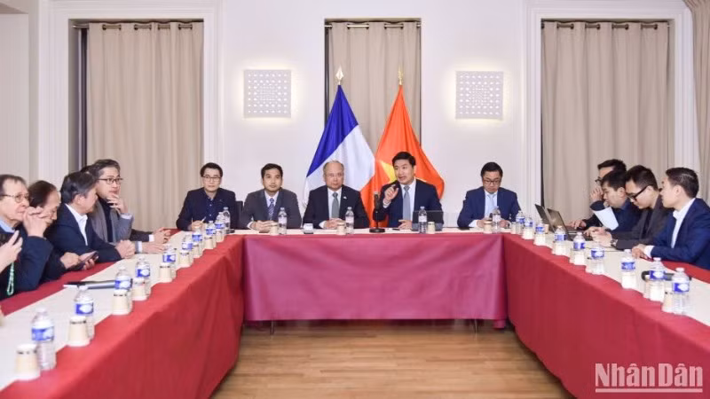 Các đại biểu thảo luận sôi nổi với nhiều ý kiến đóng góp, chia sẻ về nhu cầu thực tiễn trong nước và một số định hướng ban đầu của Mạng lưới chuyên gia năng lượng hạt nhân người Việt Nam ở nước ngoài. Các đại biểu thảo luận sôi nổi với nhiều ý kiến đóng góp, chia sẻ về nhu cầu thực tiễn trong nước và một số định hướng ban đầu của Mạng lưới chuyên gia năng lượng hạt nhân người Việt Nam ở nước ngoài.